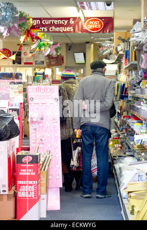 Wimbledon, London, UK. 16. Dezember 2014. Längere Warteschlangen bei der Post, wie Menschen versuchen, die Weihnachten bekommen post Frist. Längeren Warteschlangen ist teilweise verursacht durch die Schließung von Tausenden von Postfilialen in ganz Großbritannien Credit: Amer Ghazzal/Alamy Live-Nachrichten Stockfoto