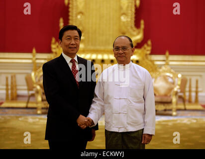 Nay Pyi Taw, Myanmar. 16. Dezember 2014. Myanmar-Präsident U Thein Sein (R) schüttelt die Hand mit dem Besuch der chinesische Vizepräsident Li Yuanchao in Nay Pyi Taw, Myanmar, 16. Dezember 2014. © U Aung/Xinhua/Alamy Live-Nachrichten Stockfoto