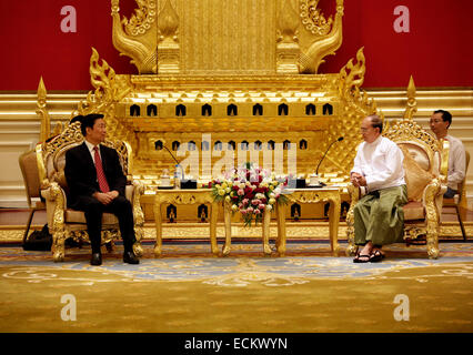 Nay Pyi Taw, Myanmar. 16. Dezember 2014. Myanmar Präsident U Thein Sein (2. R) trifft sich mit dem Besuch der chinesische Vizepräsident Li Yuanchao in Nay Pyi Taw, Myanmar, 16. Dezember 2014. © U Aung/Xinhua/Alamy Live-Nachrichten Stockfoto