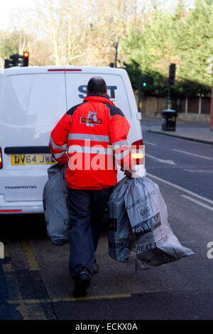 Wimbledon, London, UK. 16. Dezember 2014. Längere Warteschlangen bei der Post, wie Menschen versuchen, die Weihnachten bekommen post Frist. Längeren Warteschlangen ist teilweise verursacht durch die Schließung von Tausenden von Postfilialen in ganz Großbritannien Credit: Amer Ghazzal/Alamy Live-Nachrichten Stockfoto