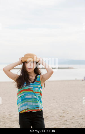 Eine Frau an einem Strand in Kobe. Stockfoto