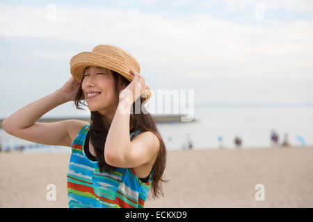 Eine Frau an einem Strand in Kobe. Stockfoto