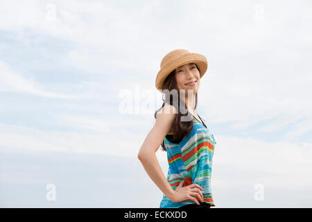 Eine Frau an einem Strand in Kobe. Stockfoto