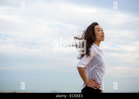 Eine Frau an einem Strand in Kobe. Stockfoto