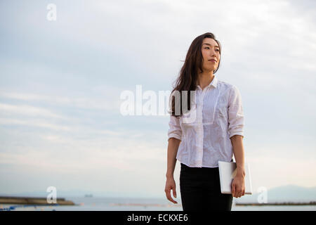 Eine Frau an einem Strand in Kobe. Stockfoto