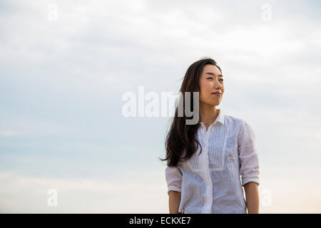 Eine Frau an einem Strand in Kobe. Stockfoto