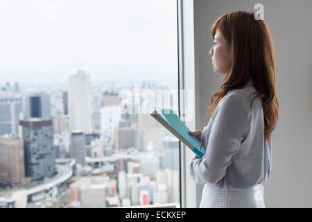 Eine berufstätige Frau in einem Bürogebäude. Stockfoto