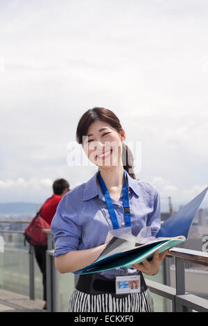Eine berufstätige Frau auf einem Balkon. Stockfoto