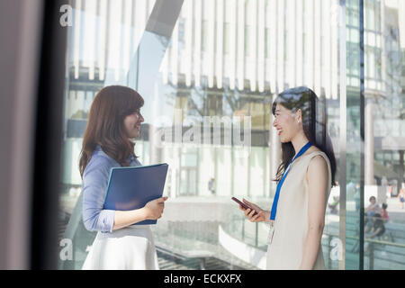 Zwei Frauen in einem Bürogebäude. Stockfoto