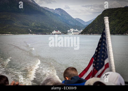 Kreuzfahrtschiffe in Skagway, Alaska, USA, Nordamerika angedockt.  Angesehen von der Fähre auf das Taiya Inlet. Stockfoto