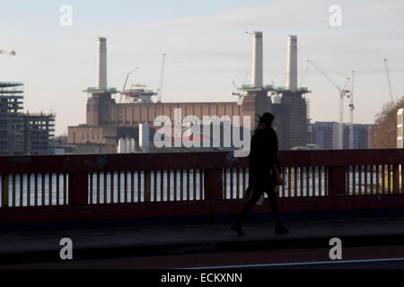 London, UK 16. Dezember 2014. Eines der vier legendären Schornsteine an der Battersea Power als Teil der großen Sanierung mit geplanten Gehäuse und Luxus Immobilien Kredit: Amer Ghazzal/Alamy Live-Nachrichten Stockfoto