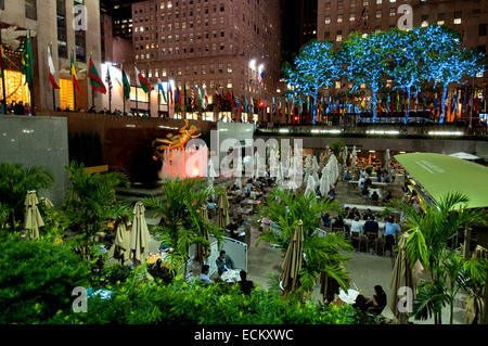 Vereinigte Staaten, New York City, Manhattan, Midtown, Rockfeller Center, Statue von Prometheus in der Nacht Stockfoto