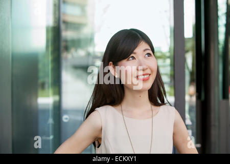 Eine berufstätige Frau in einem Bürogebäude. Stockfoto