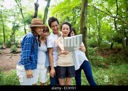 Gruppe von Freunden auf eine Party im Freien in einem Wald. Stockfoto