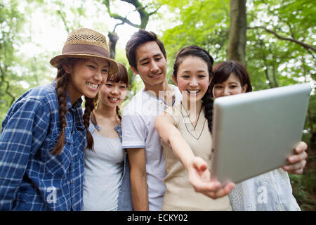 Gruppe von Freunden auf eine Party im Freien in einem Wald. Stockfoto