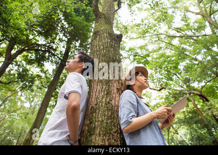 Ein paar auf eine Grillparty in einem Wald. Stockfoto