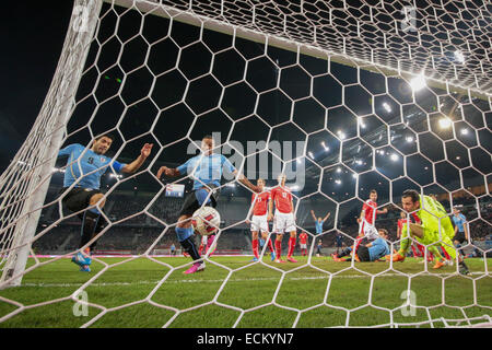 KLAGENFURT, Österreich - 5. März 2014: Alvaro Pereira (#6 Uruguay) erzielt ein Tor in einem freundlichen Fußballspiel zwischen Österreich und Ihre Stockfoto