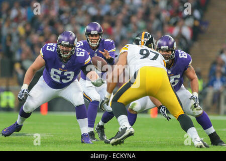 LONDON, Vereinigtes Königreich - 29 SEPTEMBER QB Matt Cassel (#16 Wikinger) nimmt die Snap bei einem NFL International Spiel am 29. September, 20 Stockfoto