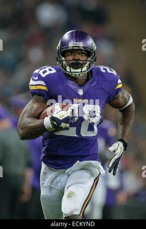 LONDON, Vereinigtes Königreich - 29 SEPTEMBER RB Adrian Peterson (#28 Wikinger) läuft mit dem Ball bei einem Spiel der NFL International. Stockfoto
