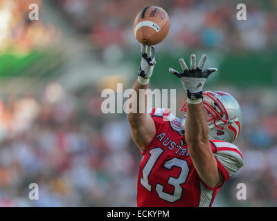 Wien, Österreich - 7. Juni 2014: WR Thomas Haider (#13 Österreich) fängt den Ball. Stockfoto