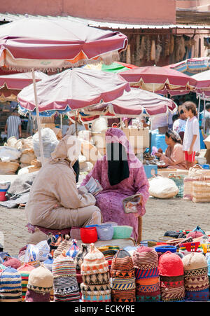 Ständen und Geschäften entlang der Kante des Djemaa el Fna Sqare, Marrakesch, Marokko, Nordafrika