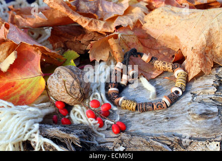 Ethnische handgefertigte Ton Armband auf Herbst-Stil Hintergrund Stockfoto