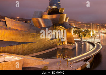 Guggenheim-Museum in der Nacht in Bilbao, Baskenland, Spanien. Stockfoto