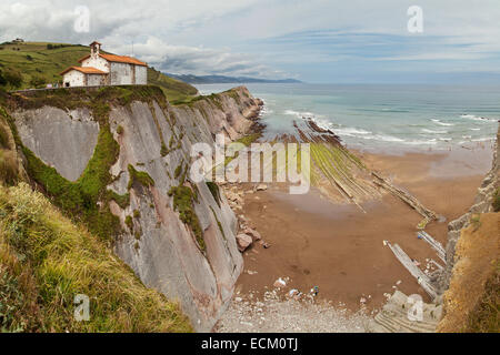 Itzurun Beach und San Telmo Eremitage in Zumaia, Baskenland, Spanien. Stockfoto