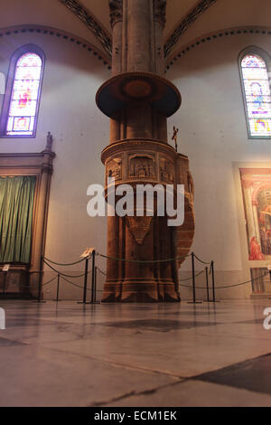 Florenz, Italien - 6. Dezember 2014: Die Kanzel in der Kirche Santa Maria Novella, von Filippo Brunelleschi entworfen wurde Stockfoto