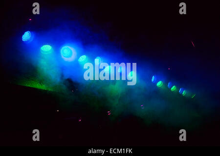 leuchtende blaue und grüne Scheinwerfer. Hintergrund Stockfoto