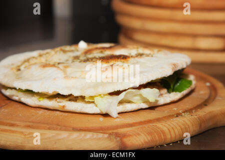 frisch zubereitete Pizza Calzone. Close-up Stockfoto