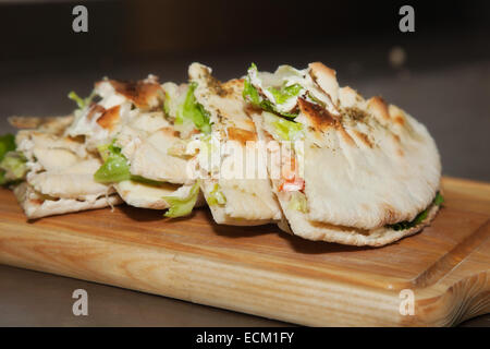 frisch zubereitete Pizza Calzone. Stücke Stockfoto