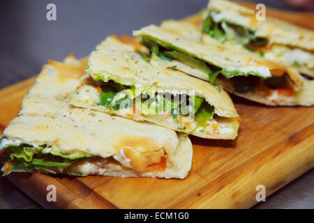 frisch zubereitete Pizza Calzone. Stücke Stockfoto