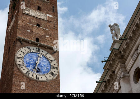 Glockenturm (Torre Bissara genannt) und eine Statue in der Basilica Palladiana. Piazza dei Signori Stockfoto