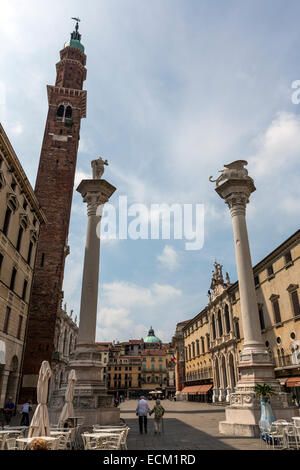 Spalten mit Löwe von San Marco und Christus der Erlöser Statue und der Glockenturm (Torre Bissara genannt). Piazza dei Signori Stockfoto