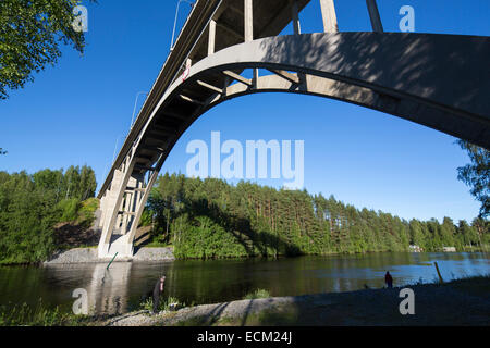 30 Meter hohen Bogen Betonstraße Brücke über den River Leppävirta, Finnland Stockfoto