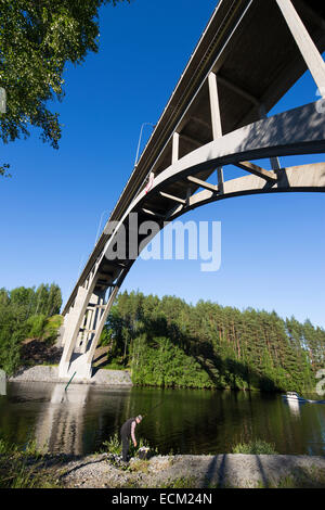 30 Meter hohen Bogen Betonstraße Brücke über den River Leppävirta, Finnland Stockfoto