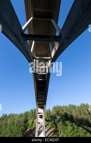 30 Meter hohen Bogen Betonstraße Brücke über den River Leppävirta, Finnland Stockfoto