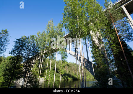 30 Meter hohen Bogen Betonstraße Brücke über den River Leppävirta, Finnland Stockfoto