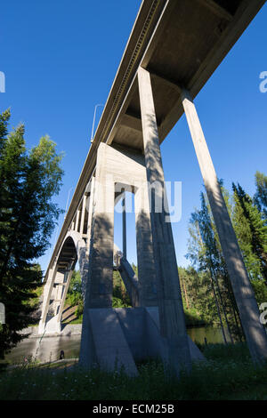 30 Meter hohen Bogen Betonstraße Brücke stützen, Finnland Stockfoto