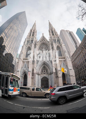 St. Patricks Kathedrale auf der Fifth Avenue in New York wird vorgestellt, dem äußeren Druck sauber gewaschen auf Sonntag, 14. Dezember 2014 zeigen. Die über 130 Jahre alten Sitz der Erzdiözese von New York wird derzeit eine Vollrestaurierung kostete ca. $ 180 Millionen mit dieser Reinigung allein kostet $ 25 Millionen. Die Kathedrale sieht mehr als fünf und eine halbe million Besucher im Jahr und ist ein wichtiges touristisches Ziel. (© Richard B. Levine) Stockfoto