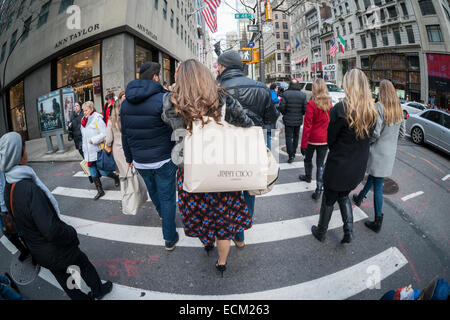 Shopper mit ihrem Jimmy Choo kaufen auf der Fifth Avenue in New York auf Sonntag, 14. Dezember 2014. Weihnachtsgeschäft im Überfluss da gibt es nur elf Einkaufstage bis zum Urlaub. (© Richard B. Levine) Stockfoto