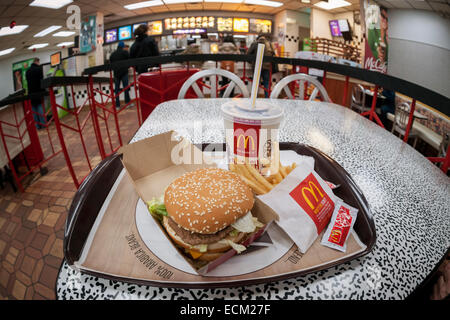 Ein Big Mac, Pommes und eine Cola in einem McDonalds Restaurant am Montag, 8. Dezember 2014 in New York. McDonald ist für November einen 4,6 % Umsatzrückgang vergleichbar in den USA gemeldet. Analysten hatten einen Rückgang um 1,9 % erwartet. Vertrieb Übersee sah auch Rückgänge. Starker Konkurrenz ist im in- und Ausland als der Grund zitiert. (© Richard B. Levine) Stockfoto
