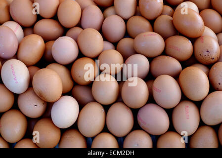 Großen braunen Eiern auf Verkauf in Ridley Road Market, Dalston, London Stockfoto