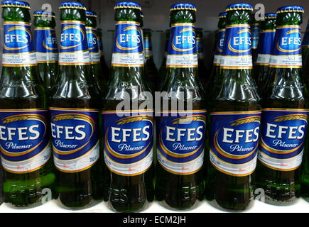 Flaschen von Efes Pilsener Bier aus der Türkei in türkische Food Centre, Dalston, London Marke Stockfoto