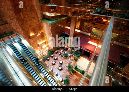 USA, New York City, Manhattan, 5th Avenue, Trump Tower Atrium Stockfoto