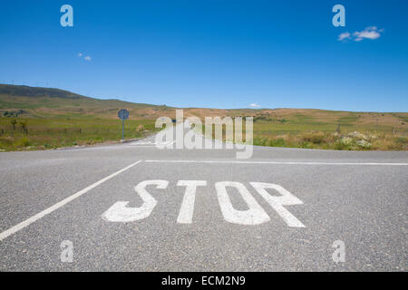 Kreuzung mit Stopp-Symbol weiß lackiert auf Asphalt in Landstraße neben Madrid Spanien Europa Stockfoto