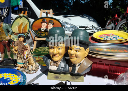 Figurinen von Laurel und Hardy zum Verkauf an ein "vide Grenier". Sainte-Cécile-Les-Vignes, Vaucluse, Provence, Frankreich. Stockfoto