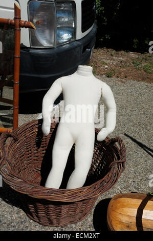 Eine kopflose Schaufensterpuppe zum Verkauf an ein "vide Grenier". Sainte-Cécile-Les-Vignes, Vaucluse, Provence, Frankreich. Stockfoto