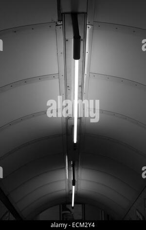 Schwarz / weiß-Foto von der Decke in London unterirdische Treppe Weg mit Science-Fiction-Art von Licht auf Sie Stockfoto